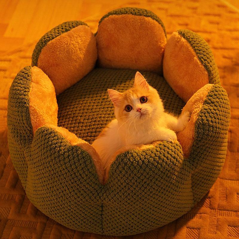 Kennel Flower Cat Bed Nest – Soft, Washable & Cozy Cushion for Cats with a resting cat inside.