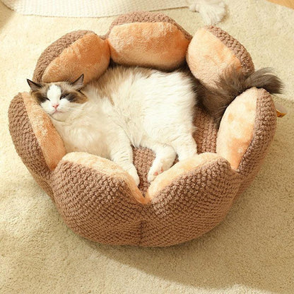 Kennel Flower Cat Bed Nest – Soft, Washable & Cozy Cushion for Cats with a fluffy cat relaxing inside.