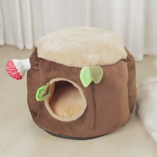 The unique stump and red mushroom design of the cat bed, blending fun and comfort.