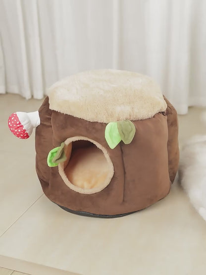 The unique stump and red mushroom design of the cat bed, blending fun and comfort.